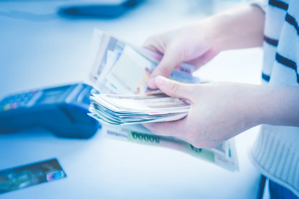 pos-credit-card-settlement-instead-cash-settlement-shopping.webp